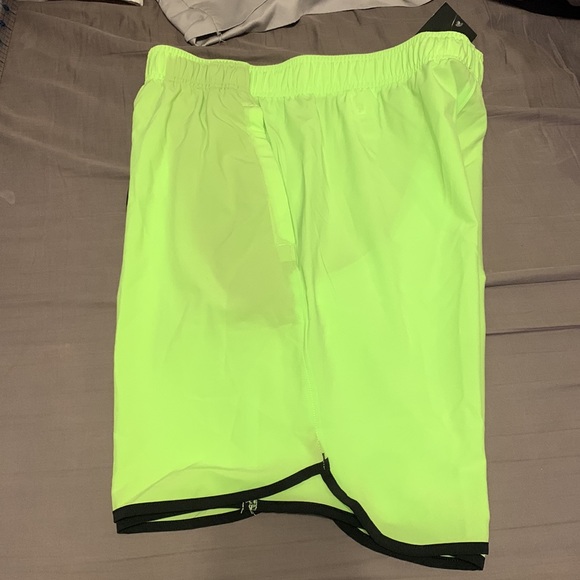 UA UNDER AMOUR MENS ATHLETIC SHORTS NEON GREEN. MEDIUM NWT - Picture 3 of 6